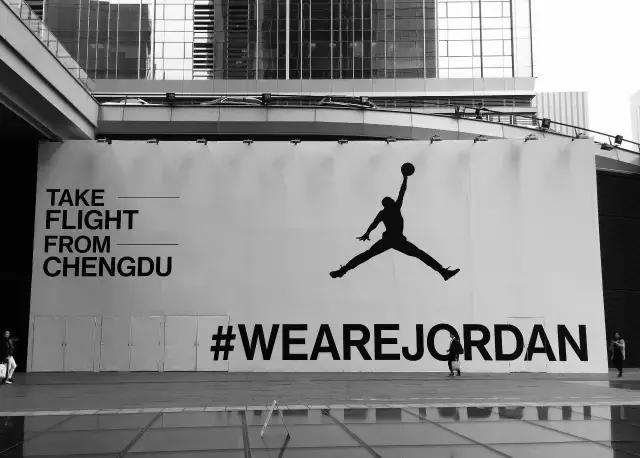 aj,air jordan 大熊猫穿 jordan 庆祝亚洲最大旗舰店开业!